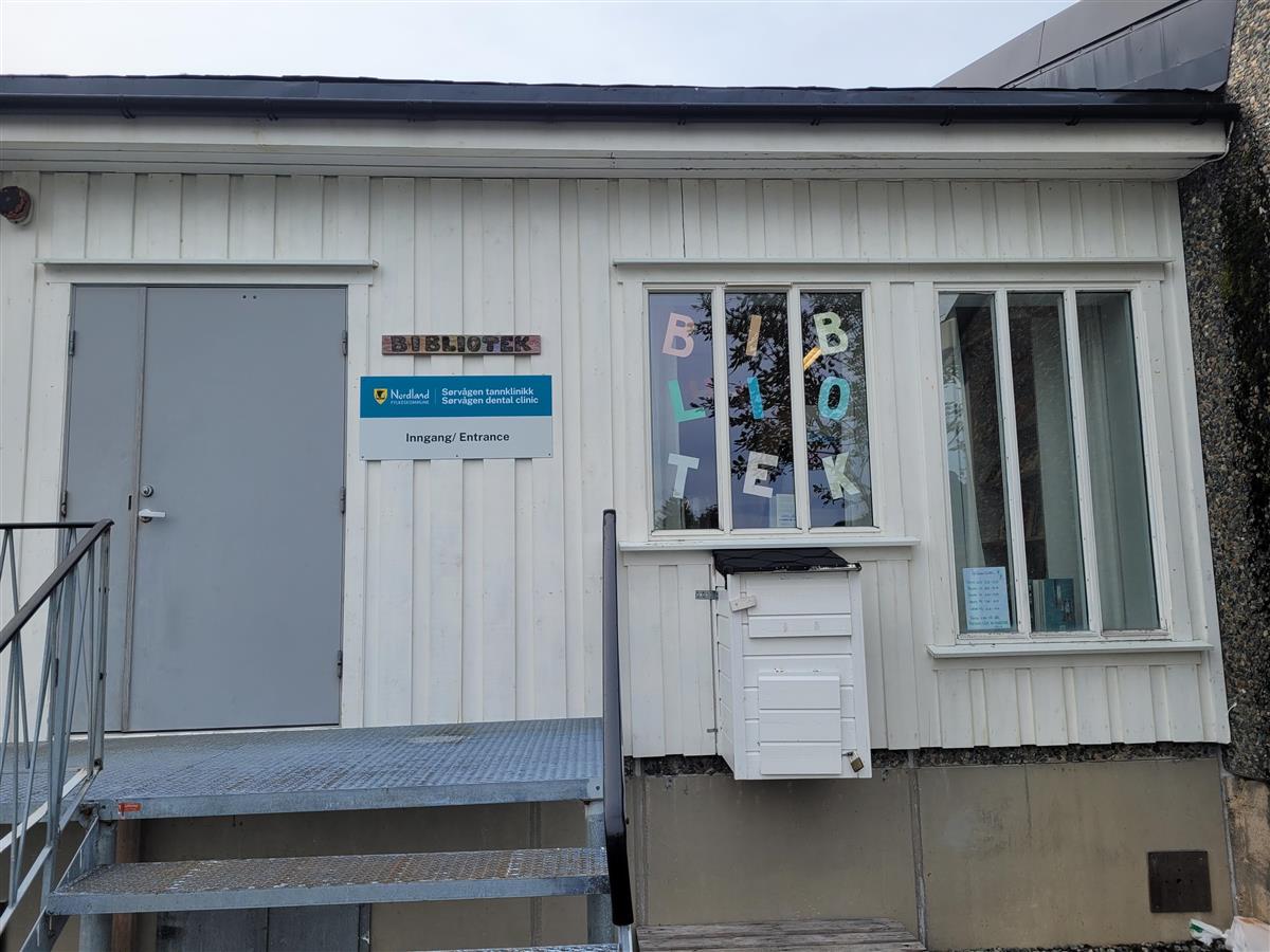 For innlevering av bøker utenom åpningstid kan de legges i den hvite kassen under vinduet